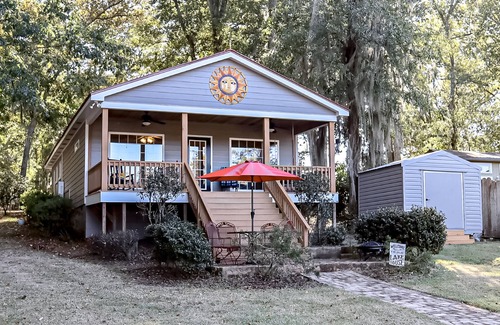 Cobb Cabina | Colorful lakefront home with private dock, scenic porch, washer/dryer, & AC