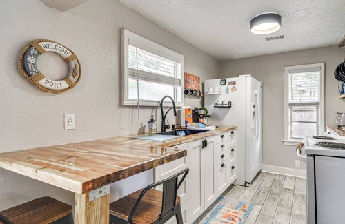 St. Petersburg - Clearwater Cabaña | Colorful St Petersburg Gem w/Patio, Near Beaches!