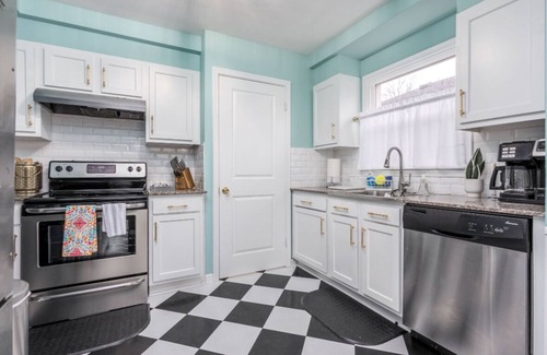 Hazel Park Casa | Colorful Vintage Bungalow w/ King Bed + Gym + Office + Fast WiFi