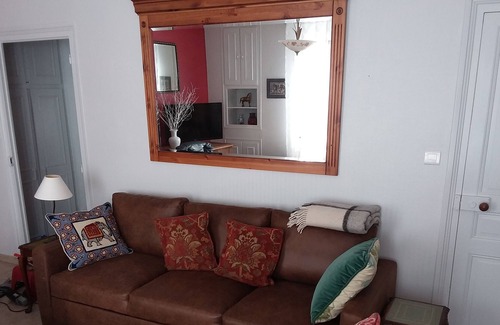 Le Vigeant Casa | Colourful well equipped 2-Bed House in Le Vigeant