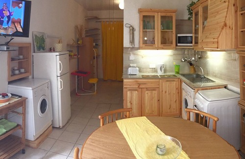 Madliena Apartamento | Colors - un entorno de cuento de hadas, piscina cubierta y climatizada, Apartment Yellow