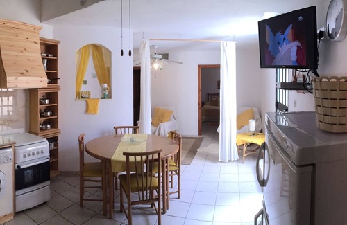 Madliena Apartamento | Colors - un entorno de cuento de hadas, piscina cubierta y climatizada, Apartment Yellow