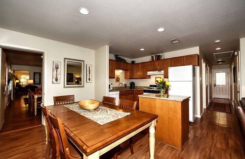 New Braunfels Casa | Comal River Access - Modern Cottage on The Comal – Walk to Everything!