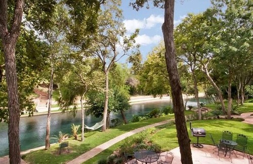 New Braunfels Casa | Comal River Access - Modern Cottage on The Comal – Walk to Everything!