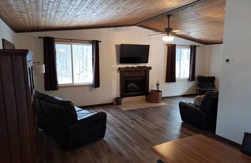 Amery Cabina | Come check out this Cozy 2-bedroom cabin in charming Amery!