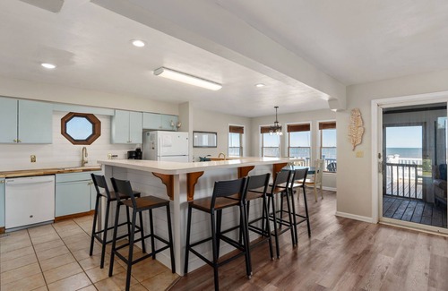 Duck Casa | Come enjoy our Ocean front oasis in the heart of Duck. Private pool and hot tub.