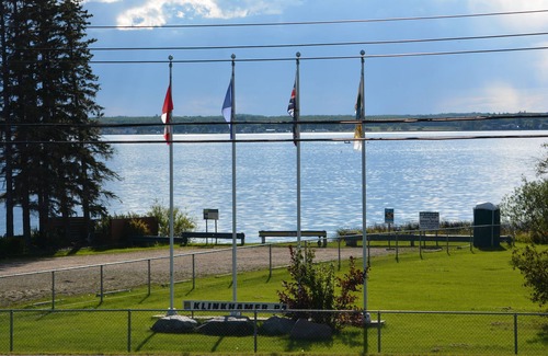 Central Alberta Cabina | COME FISHING & ENJOY THE SUNSET FROM THE HOT TUB.
