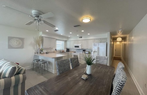Indian Rocks Beach Condominio | Come for the Beach, Stay for the Food! - Private elevator - Sea Isle Villas, IRB