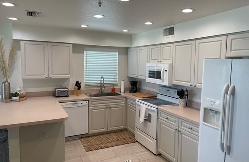 Indian Rocks Beach Condominio | Come for the Beach, Stay for the Food! - Private elevator - Sea Isle Villas, IRB