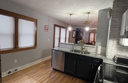Syracuse Casa | Come home to Kenwood 2 bed pet friendly free park conveniently in Syracuse