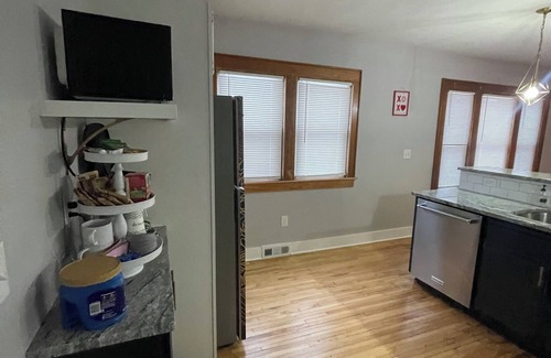 Syracuse Casa | Come home to Kenwood 2 bed pet friendly free park conveniently in Syracuse