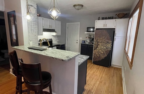 Syracuse Casa | Come home to Kenwood 2 bed pet friendly free park conveniently in Syracuse