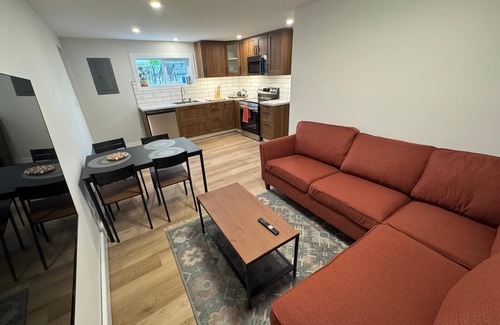 Jasper Apartamento | Come On Inn-recently renovated basement suite.