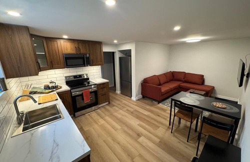 Jasper Apartamento | Come On Inn-recently renovated basement suite.