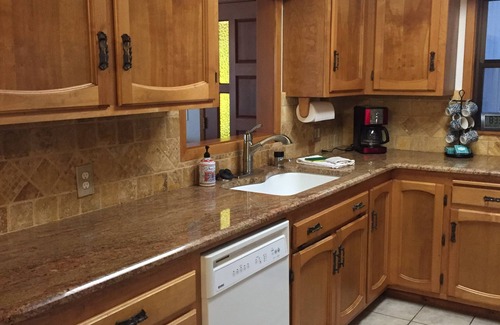 Crescent City Casa | Venga a relajarse y jugar con familiares y amigos en River's Edge.