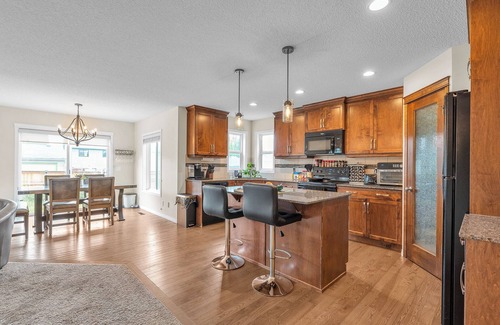 Southeast Calgary Casa | This is your stampede stay, up to 10 can stay here!!!