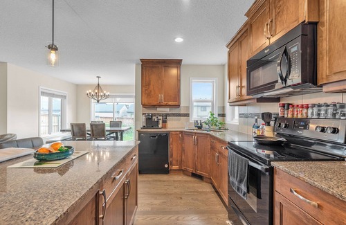 Southeast Calgary Casa | This is your stampede stay, up to 10 can stay here!!!