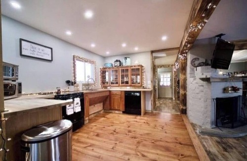 Sheffield Casa | COME STAY AT THE SHEFFIELD CHALET!