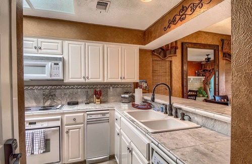 New Braunfels Condominio | Come Stay at the Beautiful River Haus at Camp Warnecke Estates!