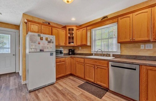 Huddleston Casa | Come Visit 'SML Getaway'! Pet Friendly!