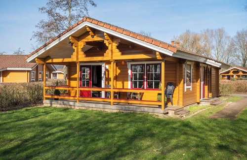 Gramsbergen Casa | Comfort+ 6-person bungalow with veranda, dishwasher, washing machine and central location at holiday park ’t Hooge Holt near Gramsbergen.