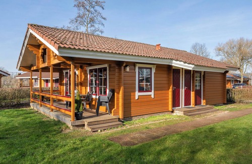 Gramsbergen Casa | Comfort+ 6-person bungalow with veranda, dishwasher, washing machine and central location at holiday park ’t Hooge Holt near Gramsbergen.