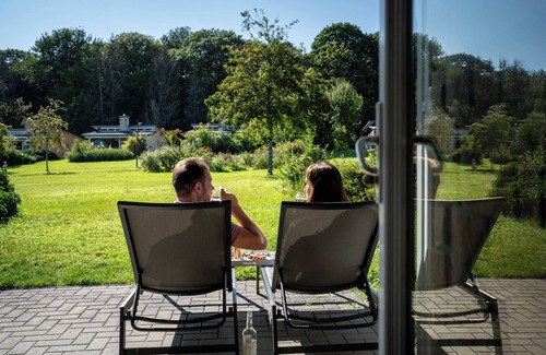 Froidchapelle Casa | Comfort 8-person bungalow in the holiday park Landal Village l'Eau d'Heure