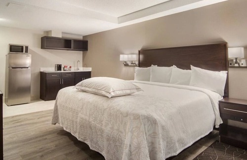 Erie Casa | Comfort and Convenience! Free Onsite Parking, Pets Allowed