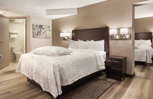 Erie Casa | Comfort and Convenience! Free Onsite Parking, Pets Allowed