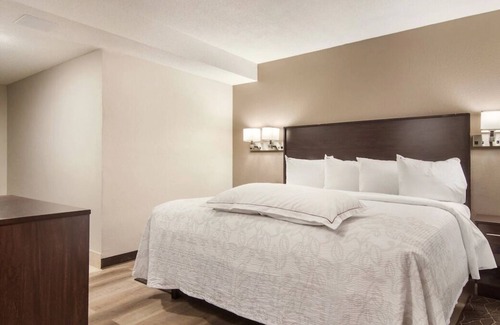 Erie Casa | Comfort and Convenience! Free Onsite Parking, Pets Allowed