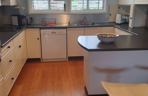 Gwandalan Casa | Comfort and luxury, fresh linen, airconditioned with lake views from deck.