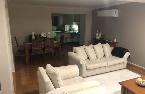 Gwandalan Casa | Comfort and luxury, fresh linen, airconditioned with lake views from deck.