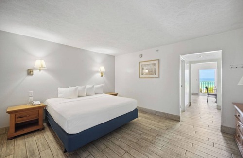Panama City Beach Hotel | Comfort and Relaxation! 2 Pet-friendly Units, Beachfront Property w/ Pool