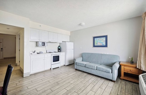 Panama City Beach Hotel | Comfort and Relaxation! 2 Pet-friendly Units, Beachfront Property w/ Pool