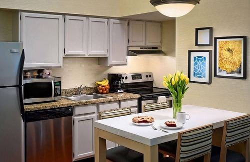 East Colorado Springs Apartamento | Comfort and Relaxation! TWO Pet-friendly 2BR Suites w/ Kitchens, Free Breakfast!