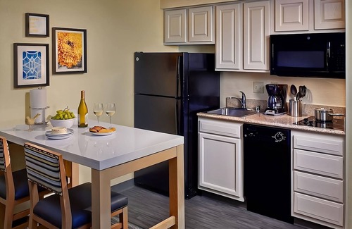 East Colorado Springs Apartamento | Comfort and Relaxation! TWO Pet-friendly 2BR Suites w/ Kitchens, Free Breakfast!