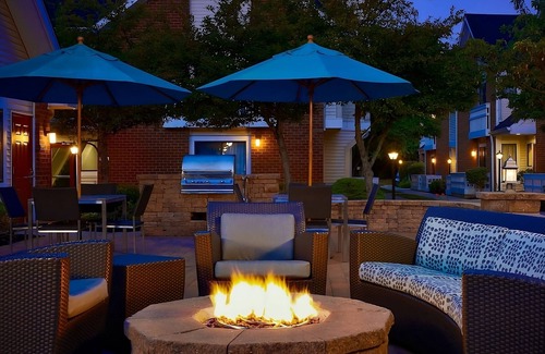 East Colorado Springs Apartamento | Comfort and Relaxation! TWO Pet-friendly 2BR Suites w/ Kitchens, Free Breakfast!