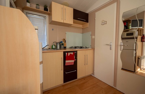 Les Mathes Alquiler De RV | Comodidad y Relax en Les Mathes: Mobilehome para 6 Personas con Jardín Privado y Acceso a Tenis