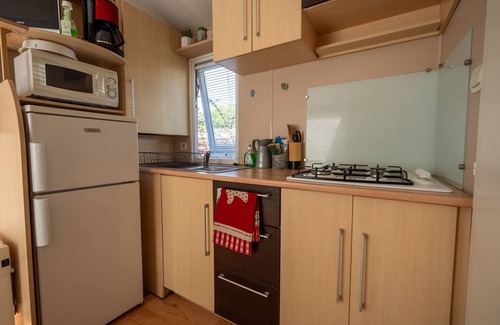 Les Mathes Alquiler De RV | Comodidad y Relax en Les Mathes: Mobilehome para 6 Personas con Jardín Privado y Acceso a Tenis