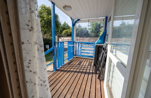 Les Mathes Alquiler De RV | Comodidad y Relax en Les Mathes: Mobilehome para 6 Personas con Jardín Privado y Acceso a Tenis
