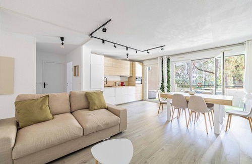 California - Pezou Apartamento | Comodidad y serenidad con A/C, Estacionamiento y Balcón.