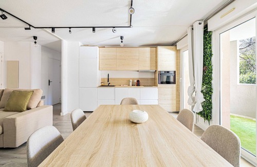 California - Pezou Apartamento | Comodidad y serenidad con A/C, Estacionamiento y Balcón.