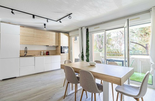 California - Pezou Apartamento | Comodidad y serenidad con A/C, Estacionamiento y Balcón.