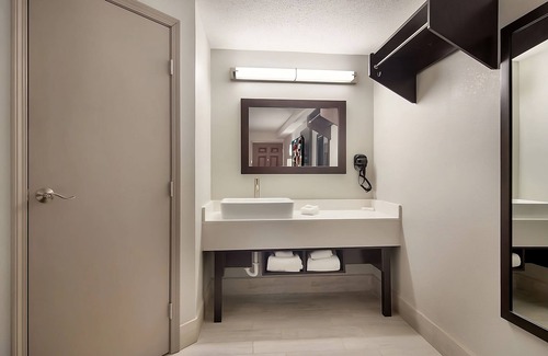 Erie Hotel | Comfort & Convenience, 2 Sleek Units,Free Parking, Pets Allowed