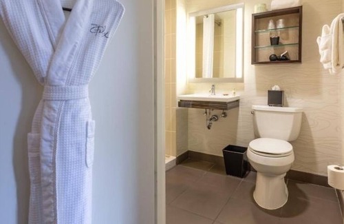 Near North Side Hotel | Comfort & Convenience! Steps to River North Spots, Pets Allowed!