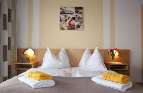 Feldbach Cama Y Desayuno | Comfort double room, bath, WC, as good as new - Pension Raabtal