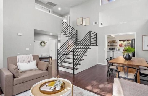 Raisin Casa | Comfort & Elegance: Fresno Edition