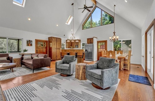 Kaweah Casa | Private Luxe Stay - Family Ready - Sleeps 14! WiFi, AC, BBQ