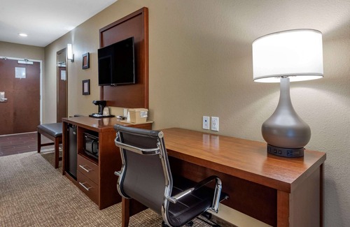 South Hills Hotel | Comfort Inn and Suites