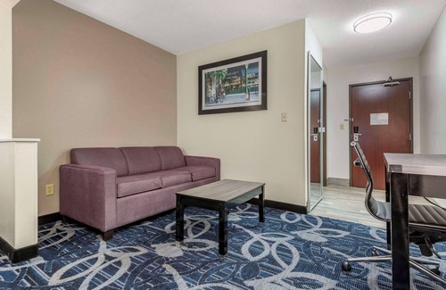Bayberry Hotel | Comfort Inn & Suites Liverpool - Syracuse